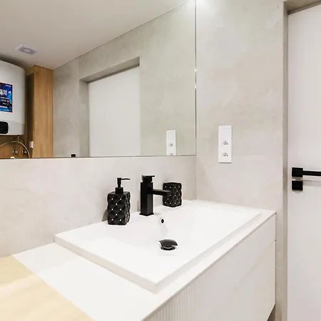 Apartament Luxury 3-room By The *
